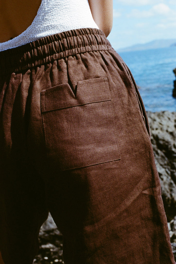 Detailed shot of the back pocket on the brown linen shorts. These feature the classic Tombolo pocket detail, with a V slit in the middle. 