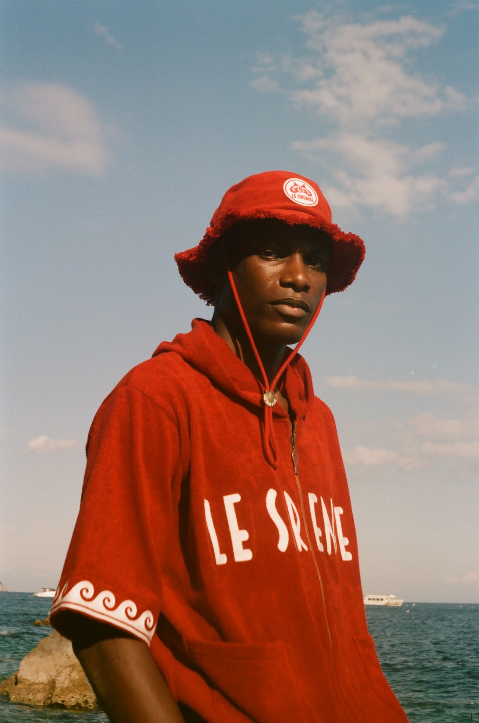Man wearing Le Sirenuse Cabana and matching bucket hat at the beach.