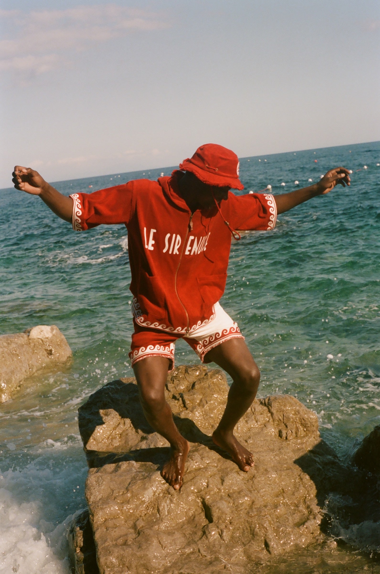 Man wearing Le Sirenuse Cabana and matching bucket hat at the beach.