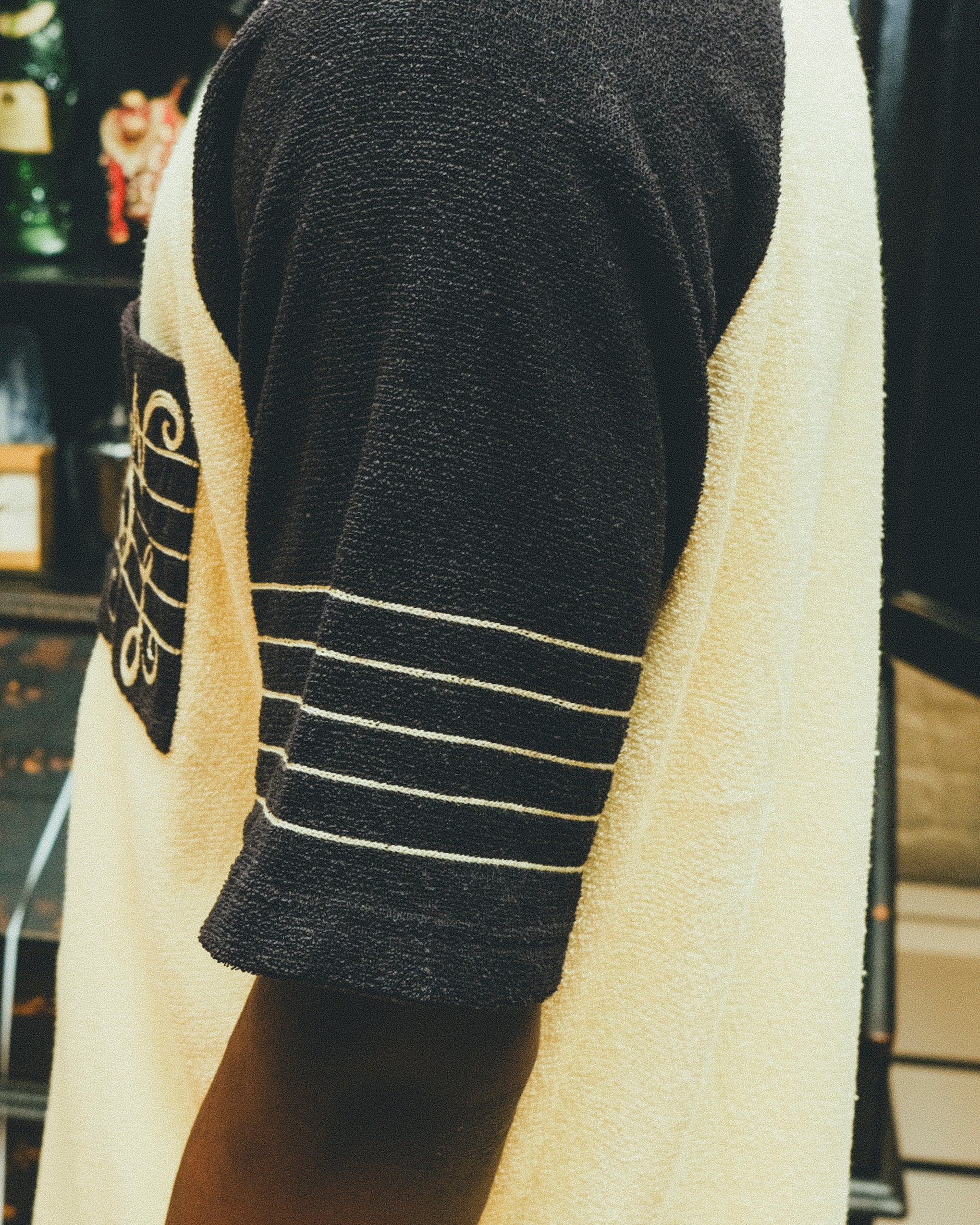 Close-up image of the side of the sleeves, featuring a musical staff. 