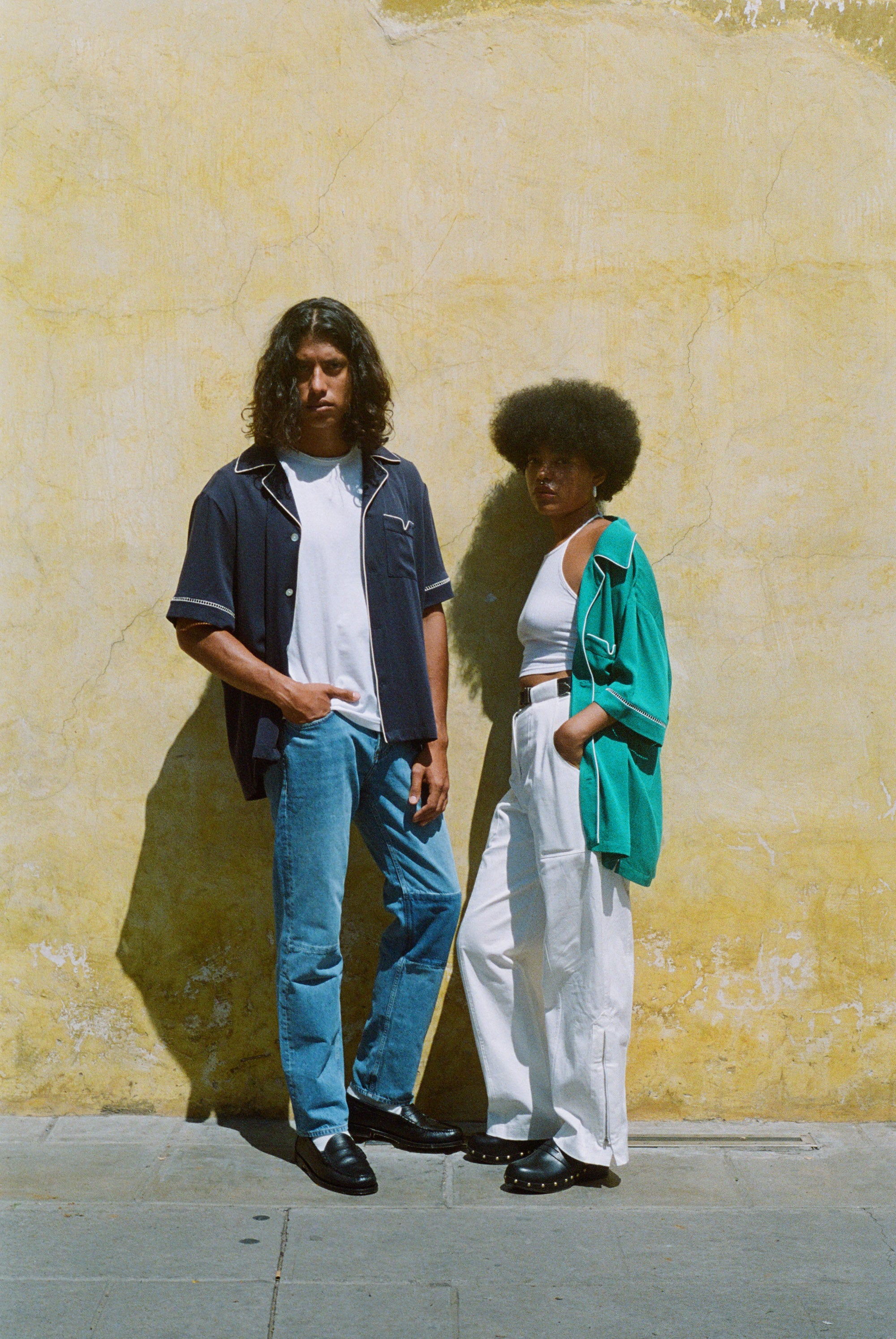 Man in navy cabrisa next to woman in teal cabrisa