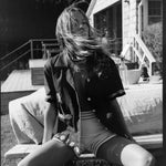 Female model sitting outdoors in the vongole crop, photo in black and white