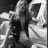 Female model leaning towards the camera outdoors in the vongole crop, photo in black and white