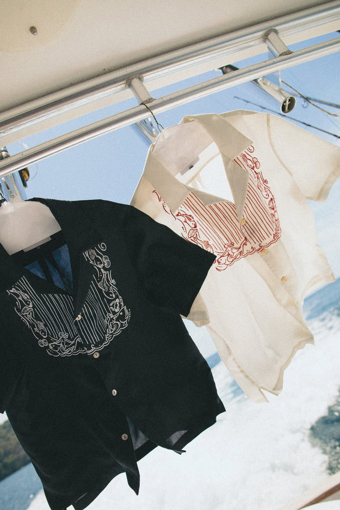 Cloud Grey Fruits de Mer shirt next to the Black fruits de mer shirt