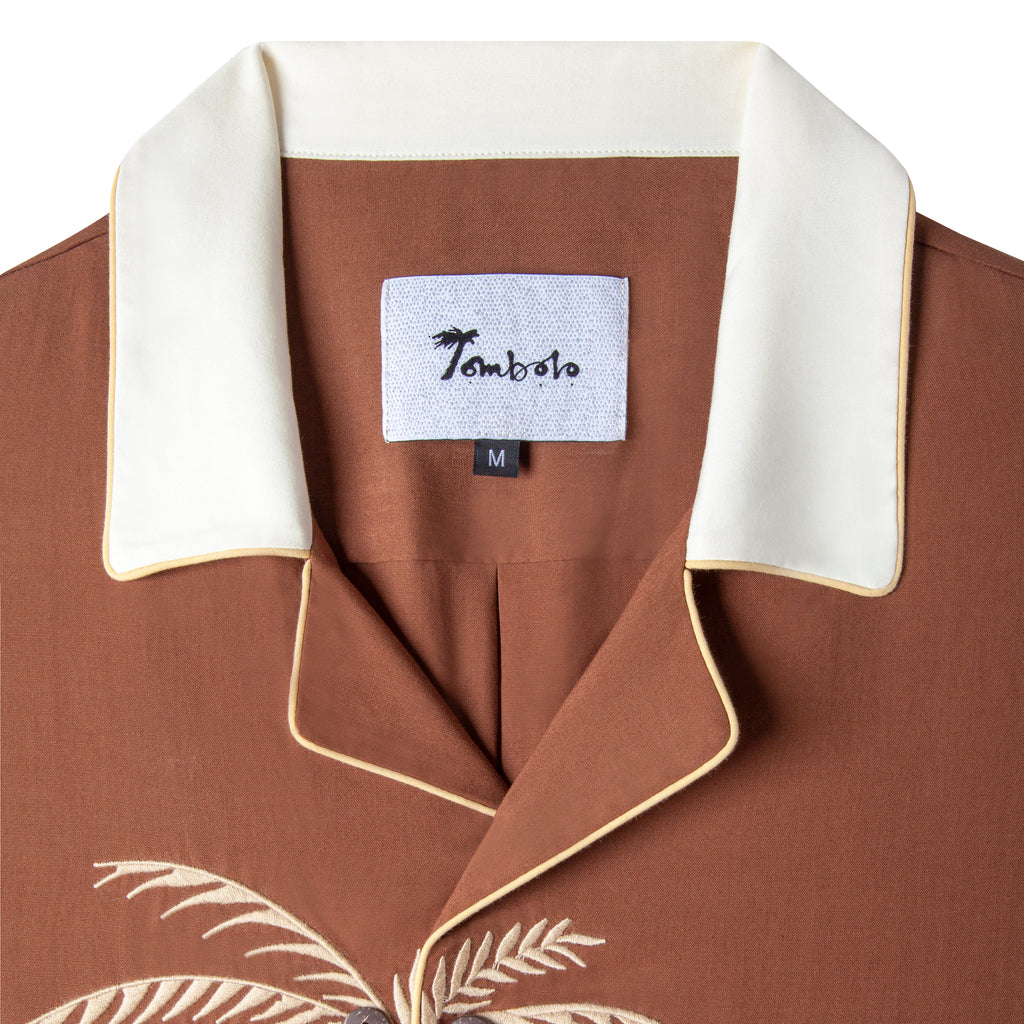 close up of the white contrast collar with beige piping