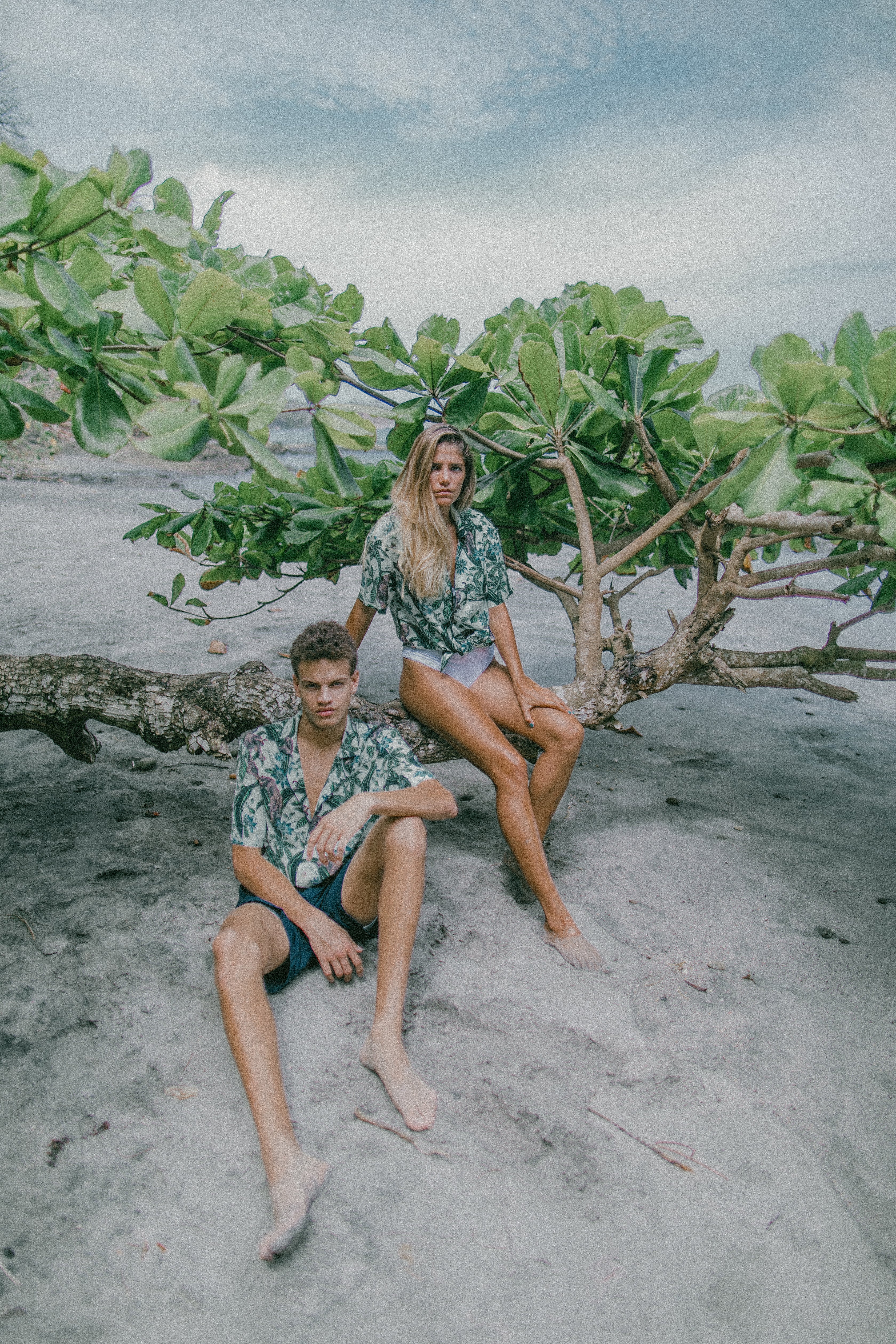 Tombolo is pioneering unisex fashion with tropical shirts in one sizing gradient for women and men. Hawaiian. Luxury. Soft. 