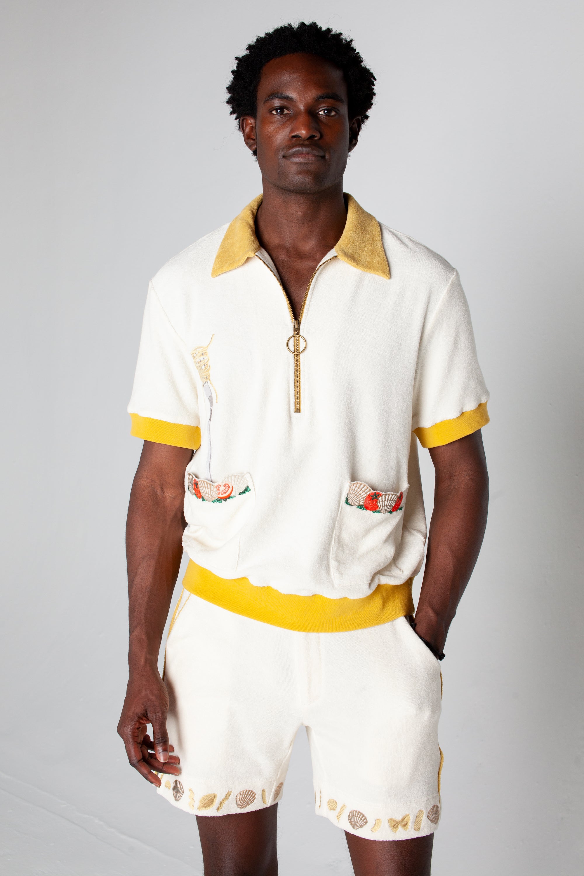 Embroidered fork with pasta. Edge embroidered pockets with classic ingredients. This terry cloth souvenir shirt is the ideal resortwear for your escape.