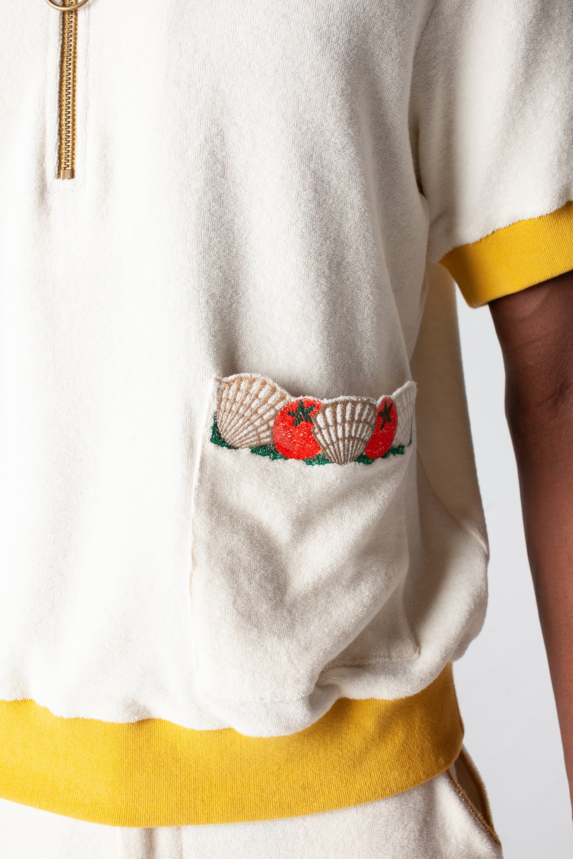 featuring an embroidered fork with pasta and edge embroidered pockets with classic ingredients, this souvenir shirt is the ideal resortwear for your escape.