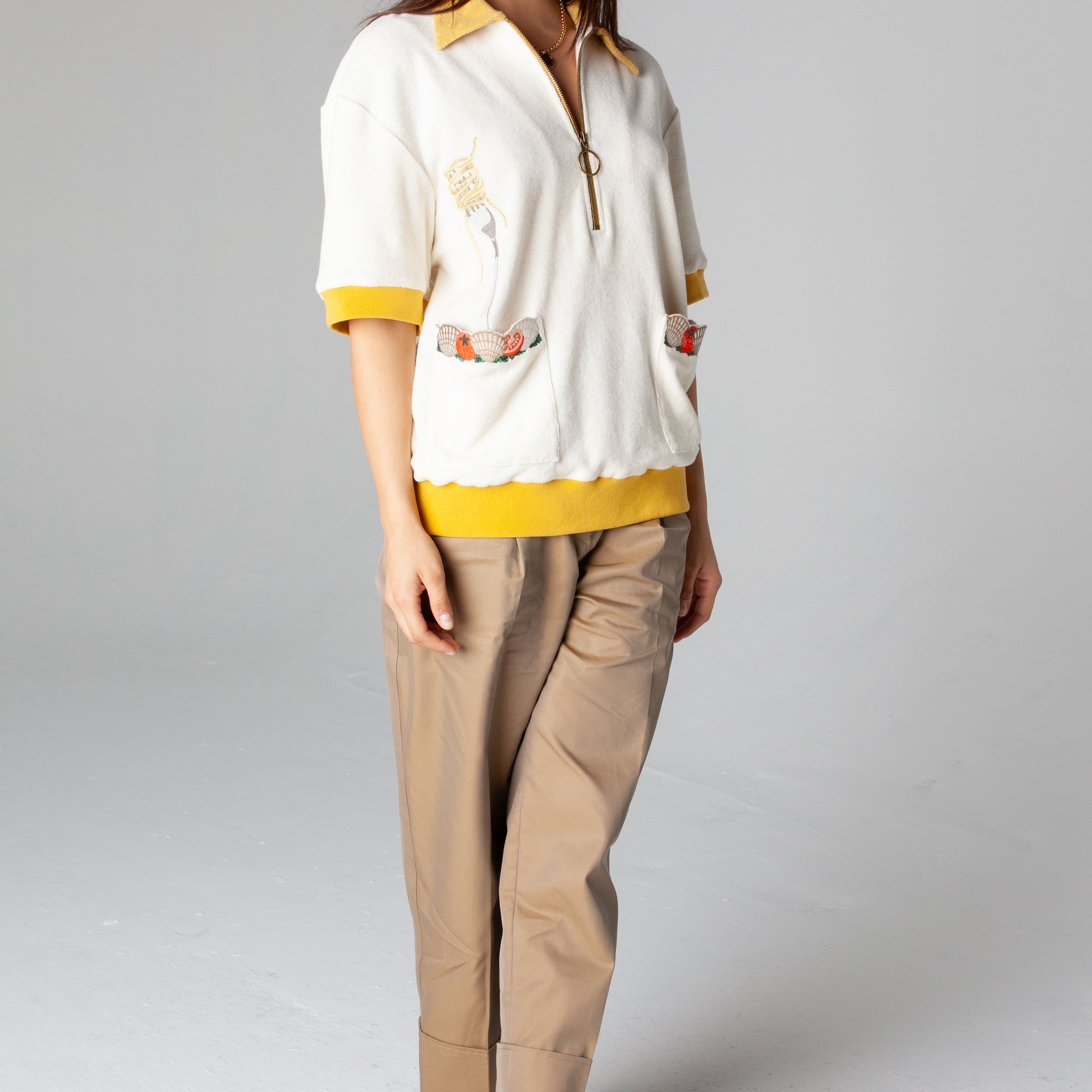 for both men and women, featuring an embroidered fork with pasta and edge embroidered pockets with classic ingredients, this terry cloth souvenir shirt is the ideal resortwear for your escape.