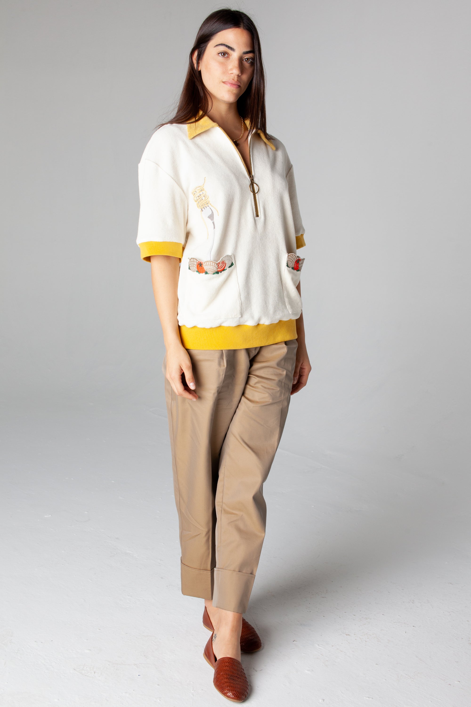 for both men and women, featuring an embroidered fork with pasta and edge embroidered pockets with classic ingredients, this terry cloth souvenir shirt is the ideal resortwear for your escape.